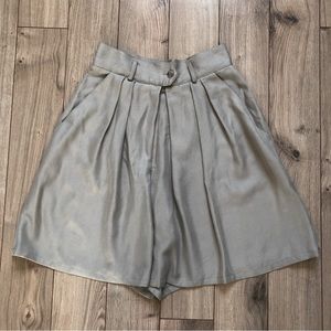 Women’s Vintage Anne Klein Petite Beige 100% Silk Pleated Flowy shorts size 2